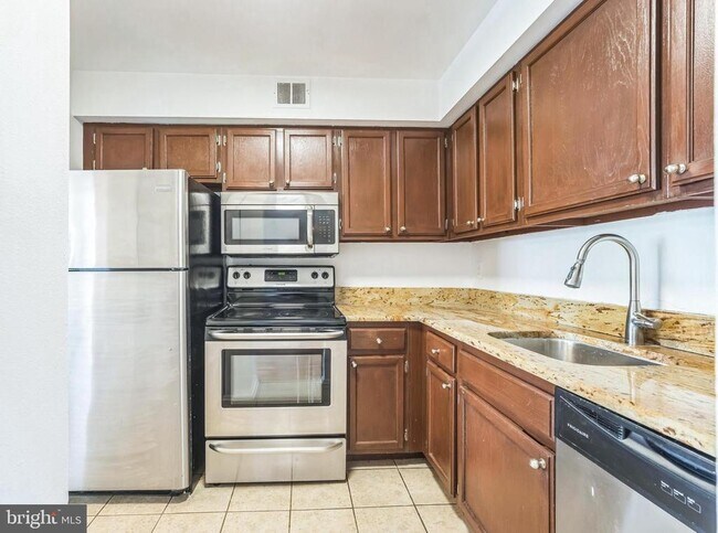 Building Photo - 5758 Village Green Dr