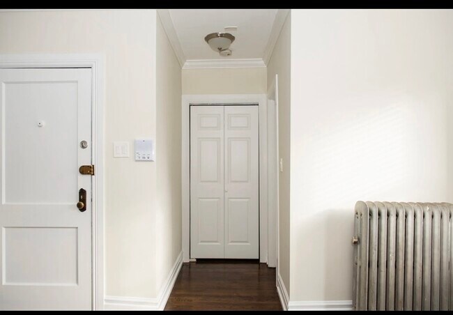 Building Photo - 1056 W Lill Ave