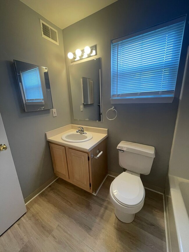 Building Photo - Three Bedroom Two Bath Condo | Laundry, Parking, & Central AC