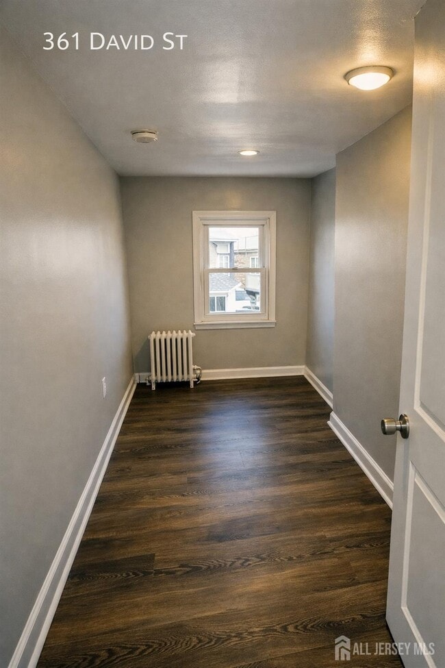 Building Photo - 361 David St