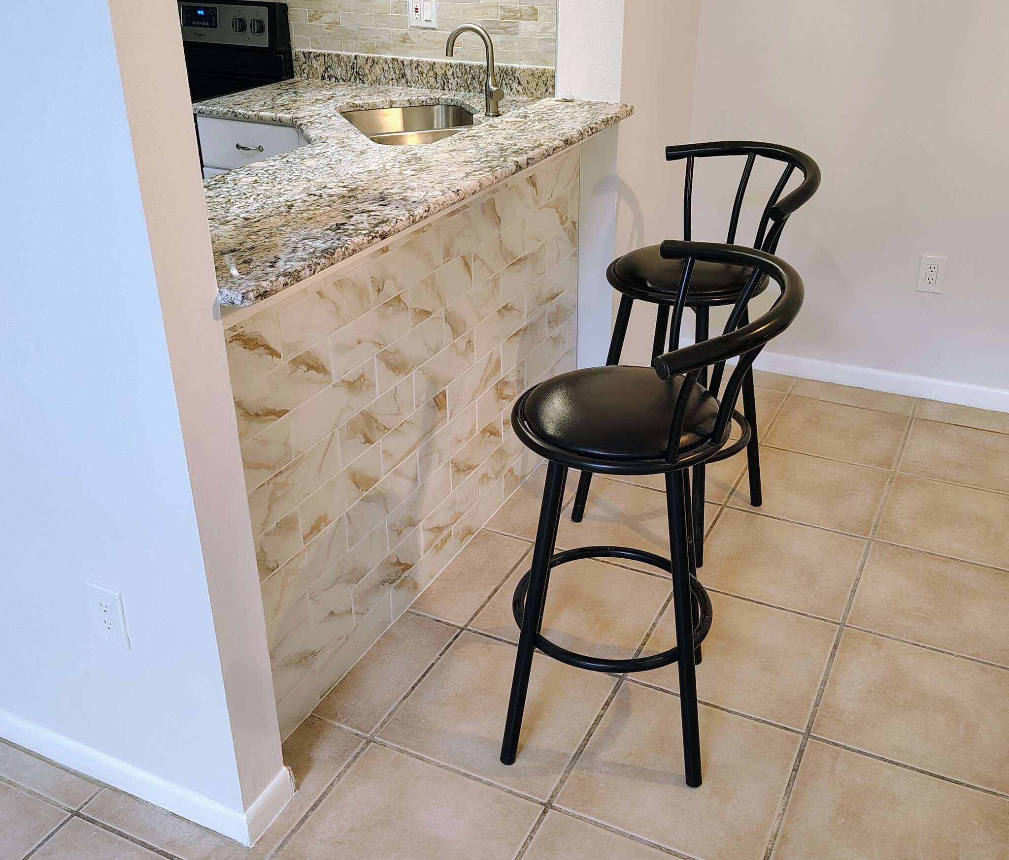 Breakfast bar w/granite countertop - 1353 Pine Ridge Cir E