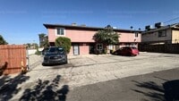 Building Photo - 3 bedroom/ 1.5 bathroom townhome