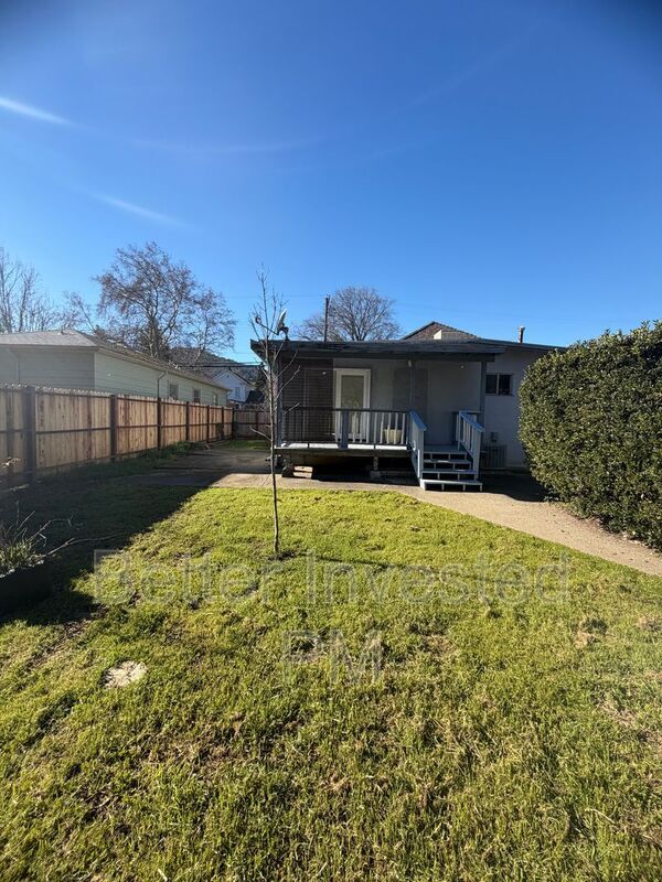 Building Photo - 559 N Oak St