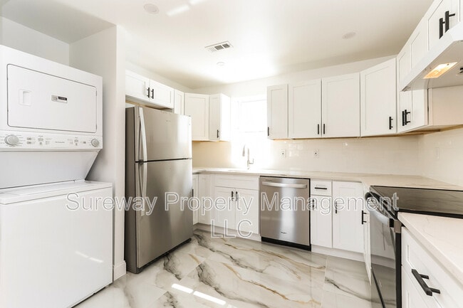 Building Photo - 300 Monroe Ave