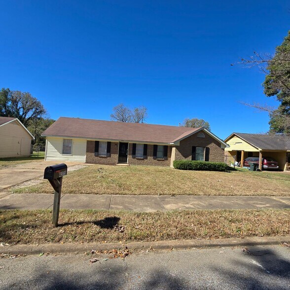 Primary Photo - 4375 Hawkeye St