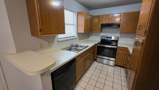 Building Photo - 906 Meadow Cir N