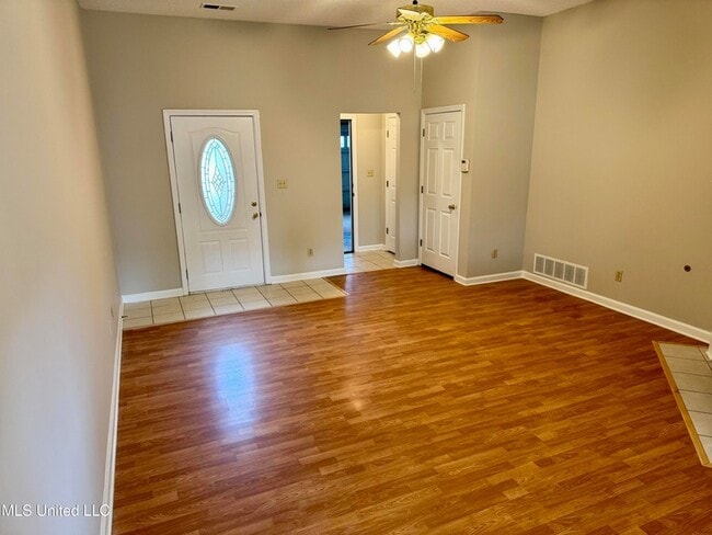 Building Photo - 8289 Clubview Dr