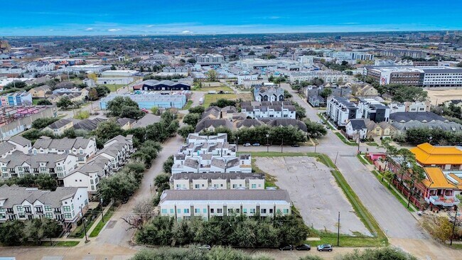 Building Photo - 1403 Delano St