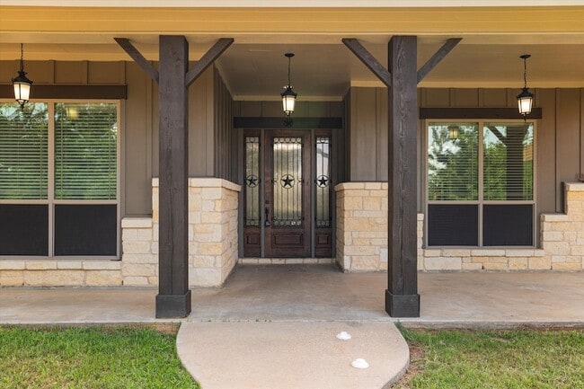 Building Photo - 402 N Pkwy Dr