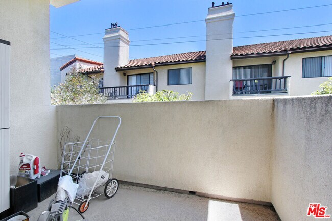 Building Photo - 1726 S Bentley Ave