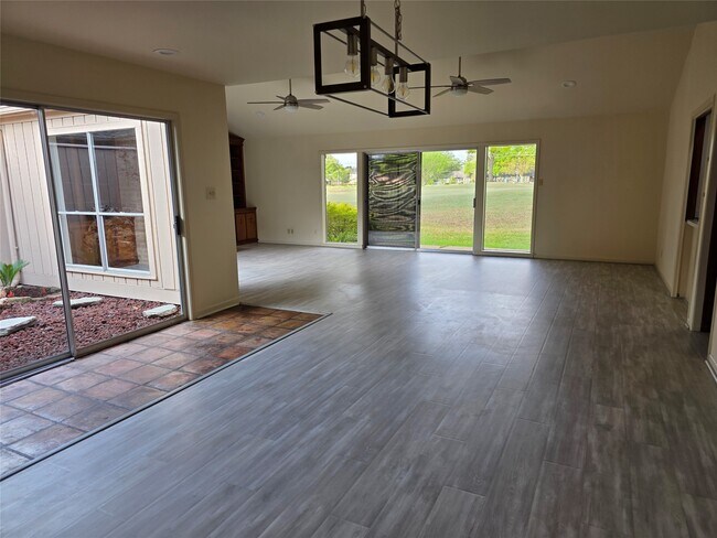 Building Photo - 406 Fox Briar Ln