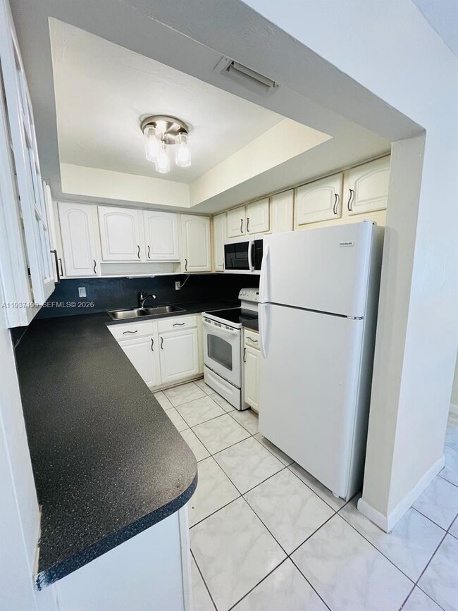 Building Photo - 5654 NE 5th Ave