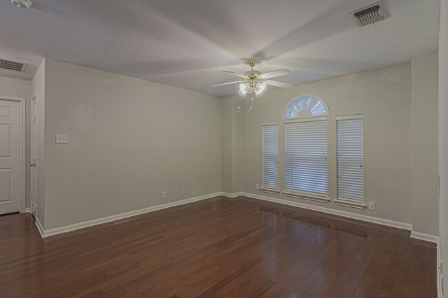 Building Photo - $300 OFF 1ST MONTH RENT IF YOU MOVE IN WIT...