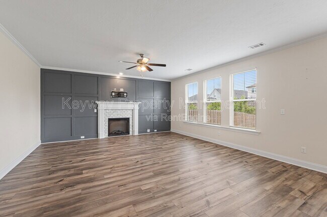 Building Photo - 585 Hampton Dr