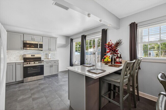 Building Photo - 2025 S Ocean Dr