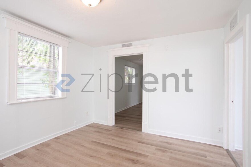 Building Photo - Unit