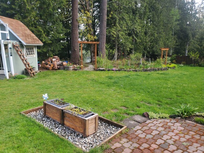 Building Photo - Beautiful home over the Hammersley Inlet