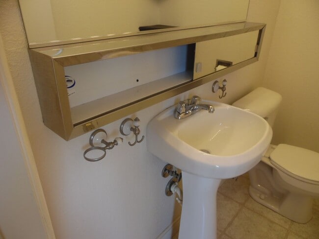 Building Photo - 3 bed, 1.5 Bath Townhouse in Villages of Oscoda just reduced!