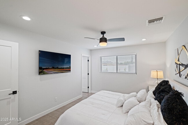 Building Photo - 2546 N 69th Pl