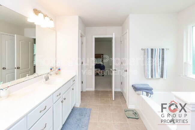 Building Photo - 200 Falls Cove Dr