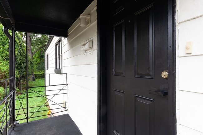 Building Photo - Beautiful Newly Renovated 2/1 w/ Large Fen...