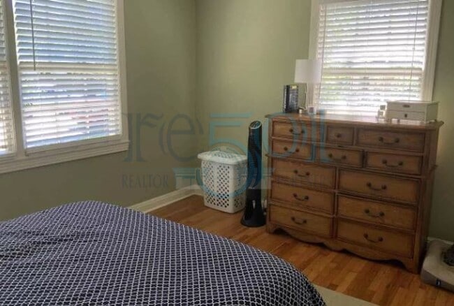 Building Photo - 2BR/1BA brick bungalow in Stiff Station, steps from UAMS!