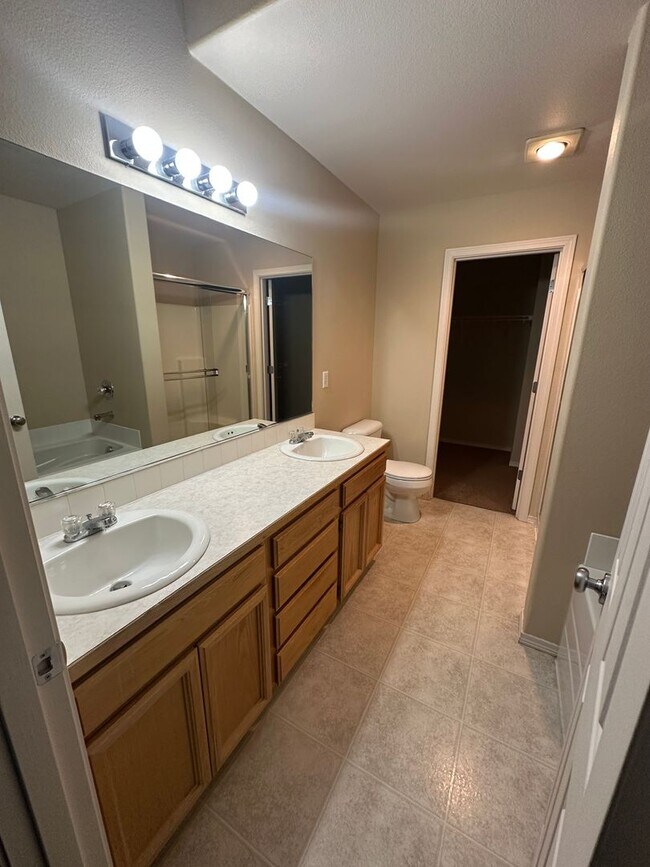 Building Photo - 2 Bedroom, 2.5 bath townhome in West Pasco with Bonus Office space