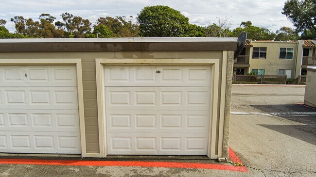 Building Photo - Beautifully Remodeled 1 BD, 1 Mile to beach