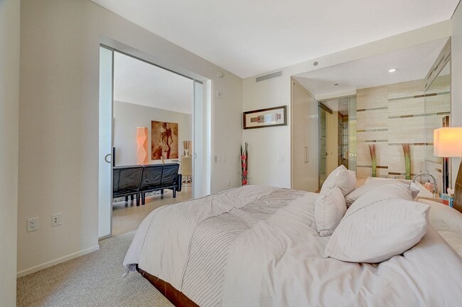 Building Photo - Veer Towers 2010E- Stunning Strip/City Views from this 1bd/1ba, Fully Furnished Residence