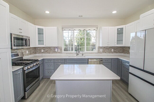 Building Photo - Beautiful and Modern Two-Story Home in Great Millcreek Location! 3 Bedrooms, 2.5 Bathrooms, Spaci...