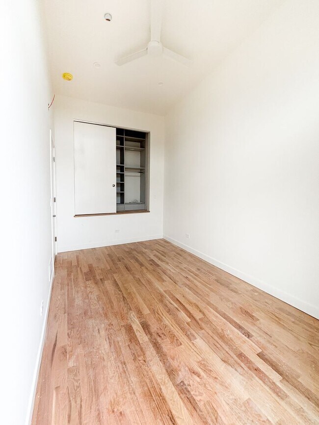 Building Photo - Spectacular 3 Bed/3 Bath Penthouse Apartment in prime Lincoln Park Location. Semi-Private Elevato...