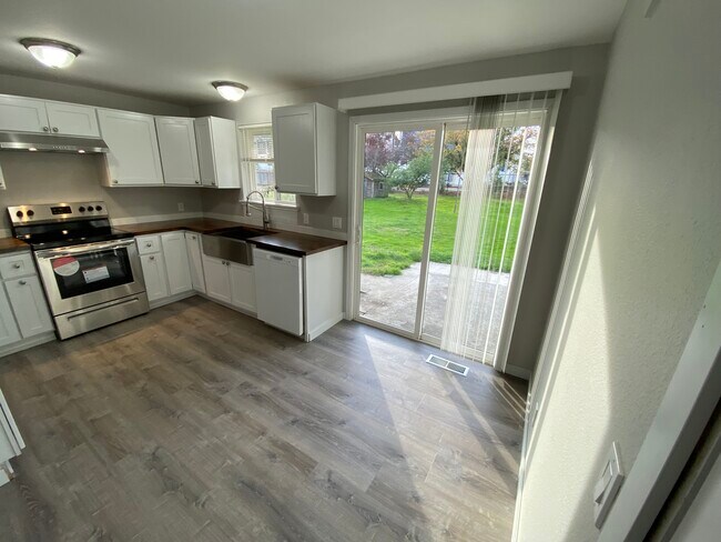 Building Photo - 309 Choker St SE