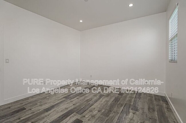 Building Photo - 1342 N Kenmore Ave