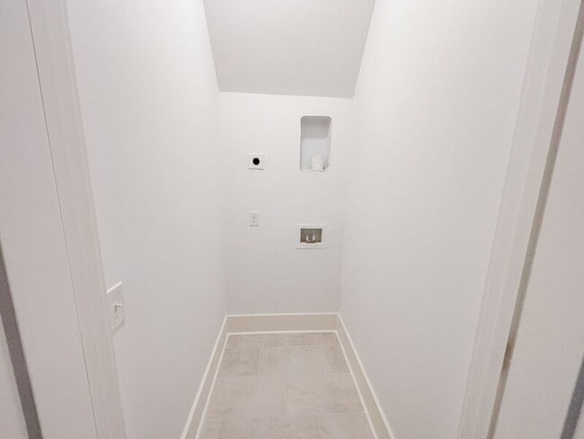 Building Photo - 16 Nats Ct