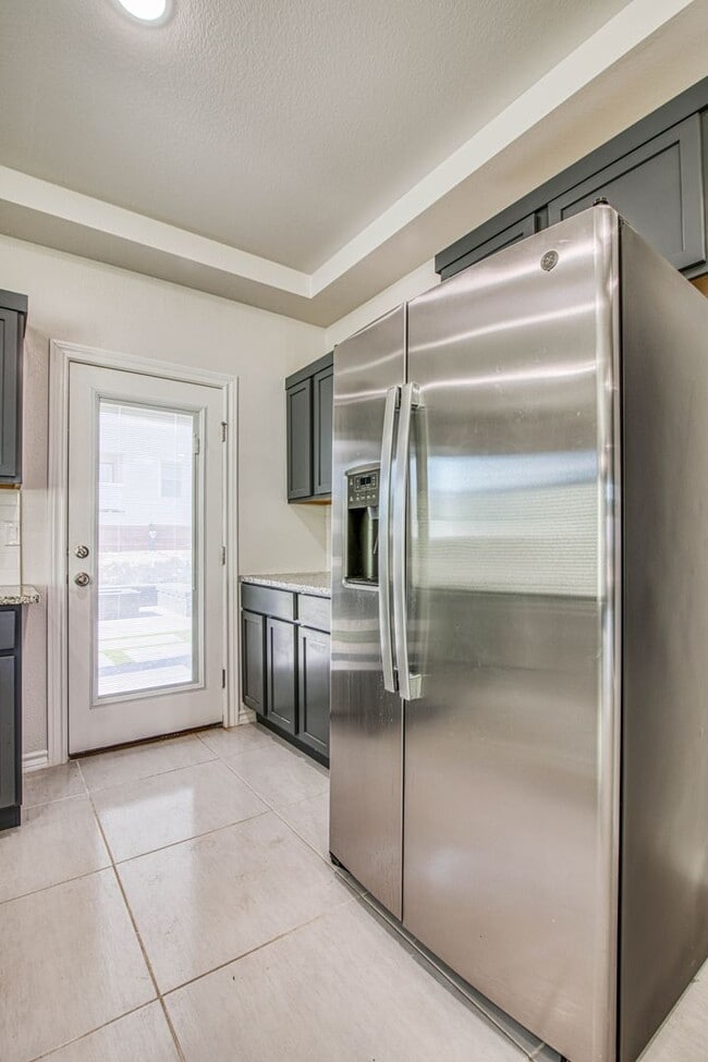 Building Photo - Beautiful  House 3 beds/3 baths. This Prop...