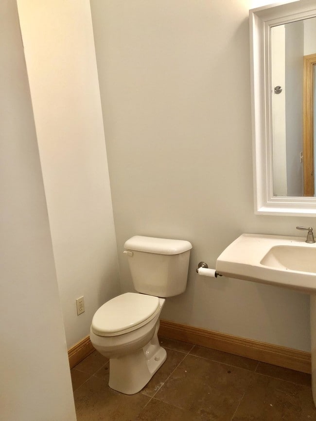 Building Photo - 905 Alley A