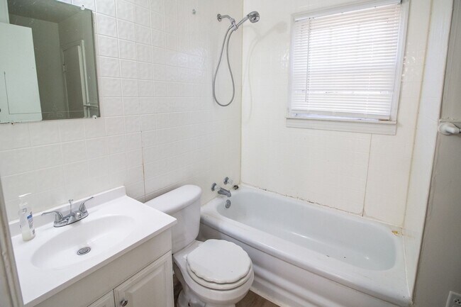 Building Photo - 2 bedroom Now Leasing