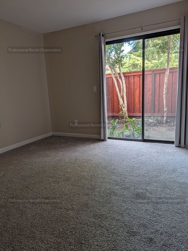 Building Photo - Single level condo in one of the nicest developments in Bennett Valley