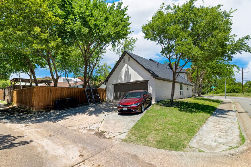 Building Photo - 9690 Fallbrook Dr