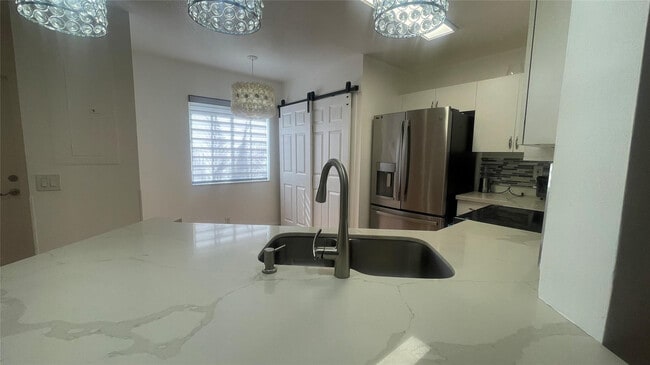 Building Photo - 1432 Ave