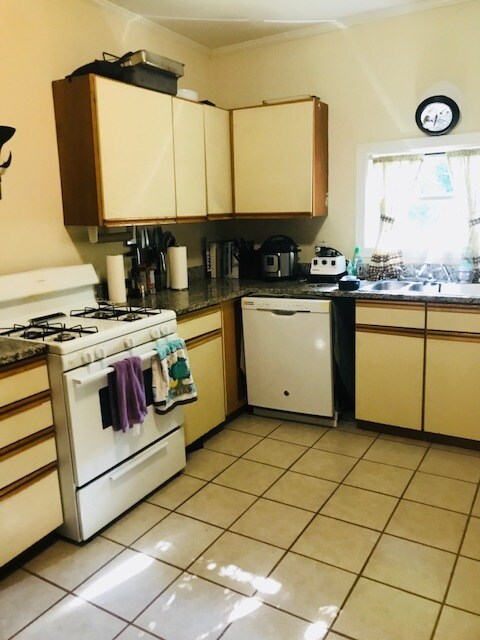 Building Photo - 1032 Curran St NW