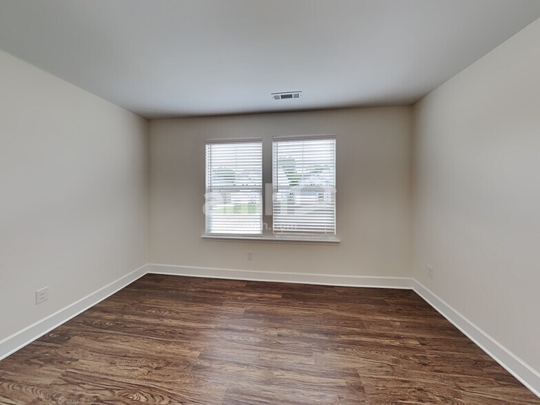 Building Photo - 3105 Esquire Dr