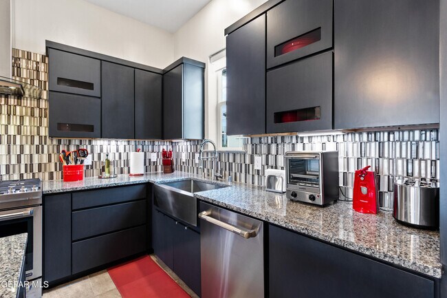 Building Photo - 328 Vin Raliuga Ct