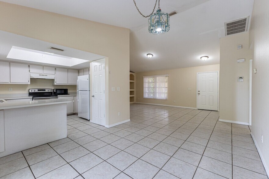 Building Photo - 3/2 Home with Garage Available NOW