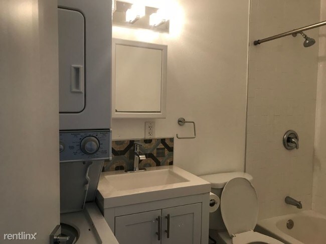 Building Photo - Studio, 1 bath Apartment - 144 Wonder St.