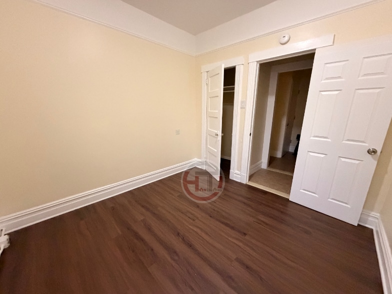 Building Photo - 853 Van Nest Ave