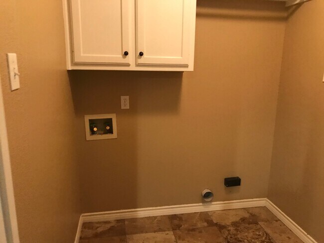 Building Photo - 3/2 super clean and move in ready in MIDWAY ISD