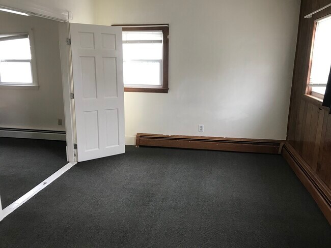 Building Photo - 27 Sarah Ave