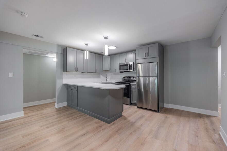 Building Photo - 1225 N La Salle Dr