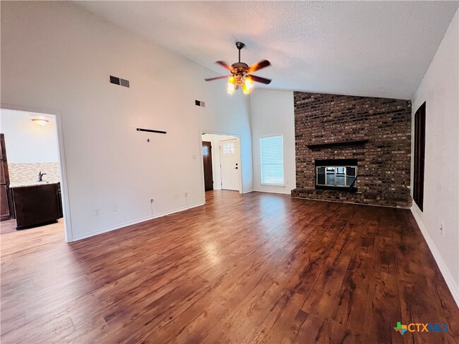 Building Photo - 1702 Fox Trail